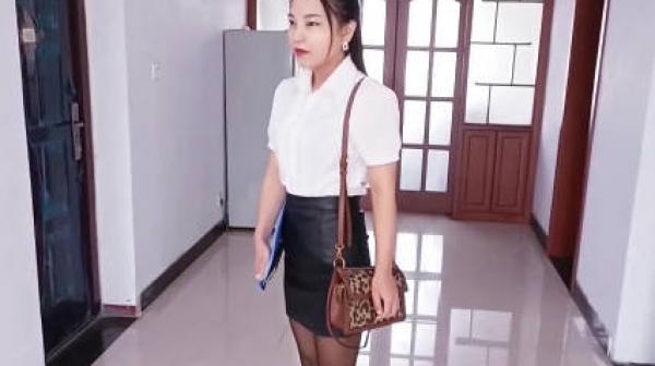 售楼小姐为了业绩诱惑客户